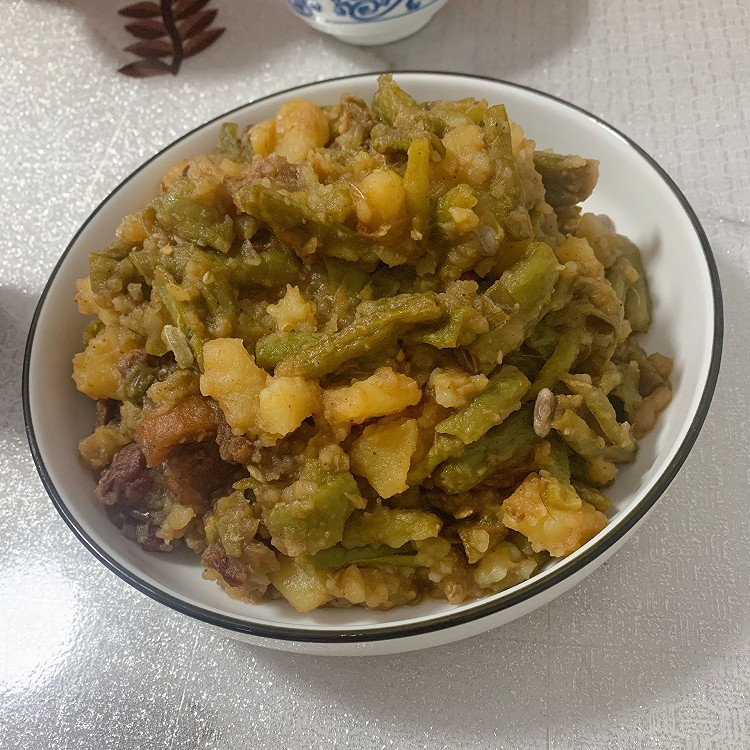 腌猪肉烩豆角的做法