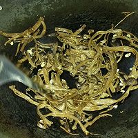 炒茶树菇（干）的做法图解3