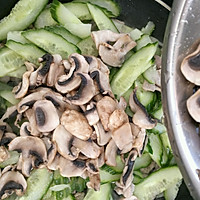 鲜蘑菇黄瓜炒肉片的做法图解7