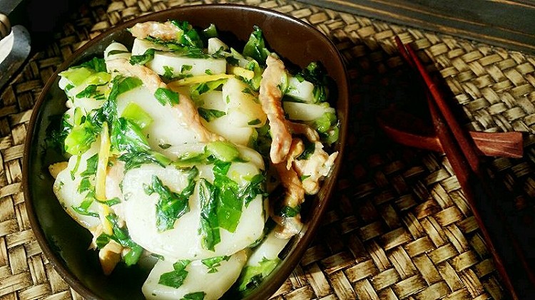 地方美食【青菜炒年糕】的做法