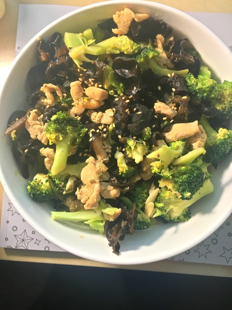 西兰花炒鸡肉木耳的做法图解5