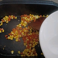 水果胡萝卜玉米炒火腿粒的做法图解11