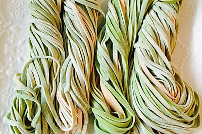蔬菜汁双色面条