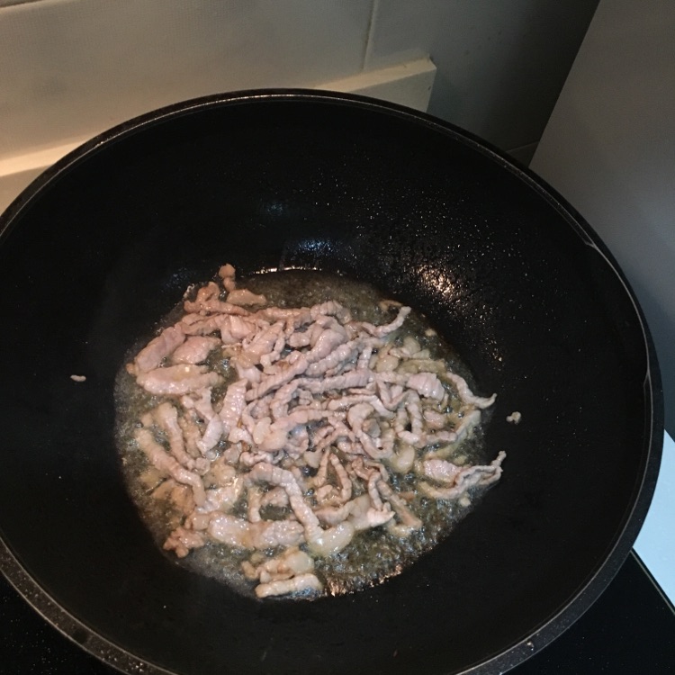 肉丝炒河粉的做法图解2