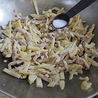 #金龙鱼橄榄油调和油520美食菜谱# 肉丝炒春笋鲜美无比的做法图解4