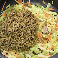 （减脂也能大口吃炒面）姜黄荞麦炒面的做法图解3