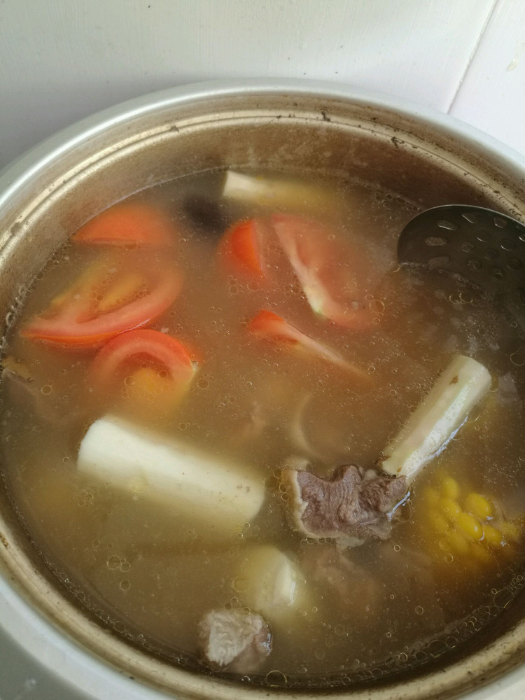 山药玉米番茄排骨汤的做法