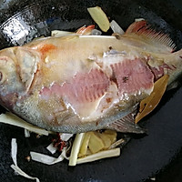 炖白鲳鱼，刺少肉多适合老小孩的做法图解5