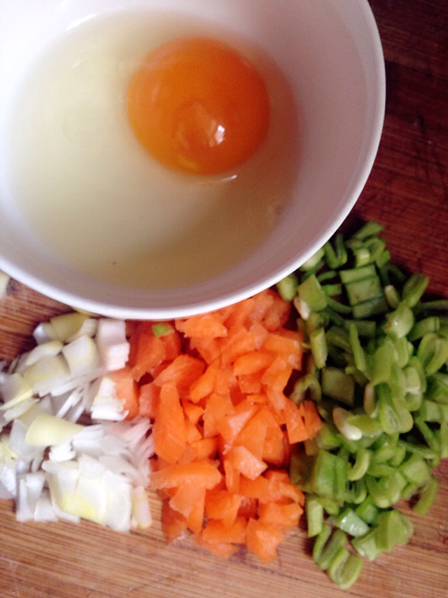 简单版蛋炒饭#金龙鱼外婆乡小榨菜籽油#的做法图解1