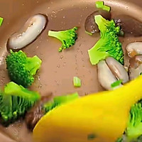 西兰花豆腐鸡蛋面的做法图解2