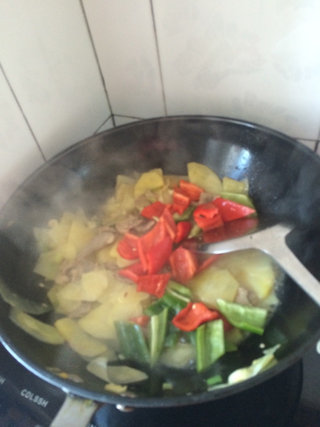 黄蘑土豆片的做法图解7