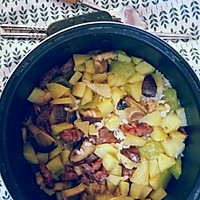 土豆香菇腊肠肉丁焖/煲仔饭(易)的做法图解7