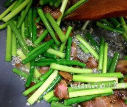 腊肉炒蒜芯 今天我吃多了两碗饭的做法