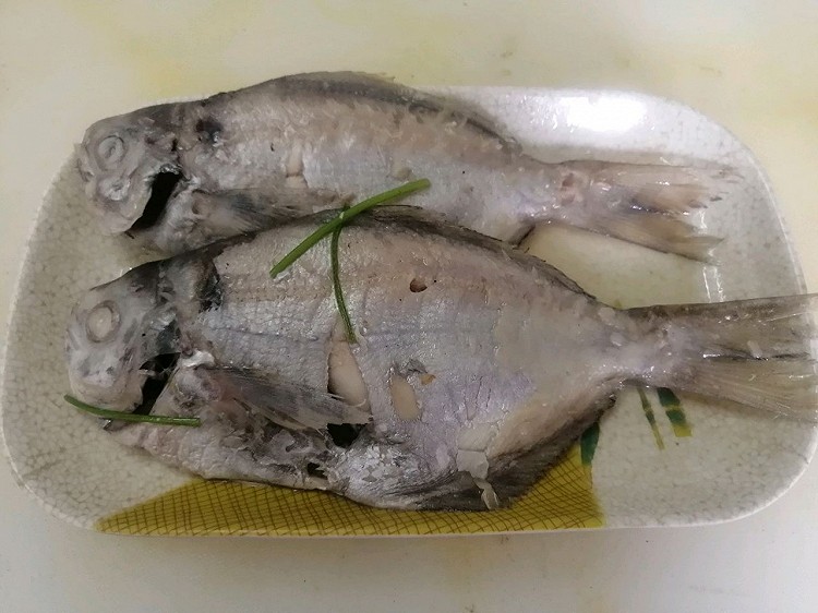 盐水芫荽煮鲫鱼的做法