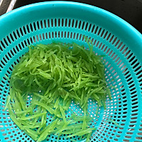 凉拌莴笋的做法图解1