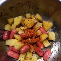 #摩其林美味CP#空气炸锅 简易的烧烤味的土豆香肠的做法图解4