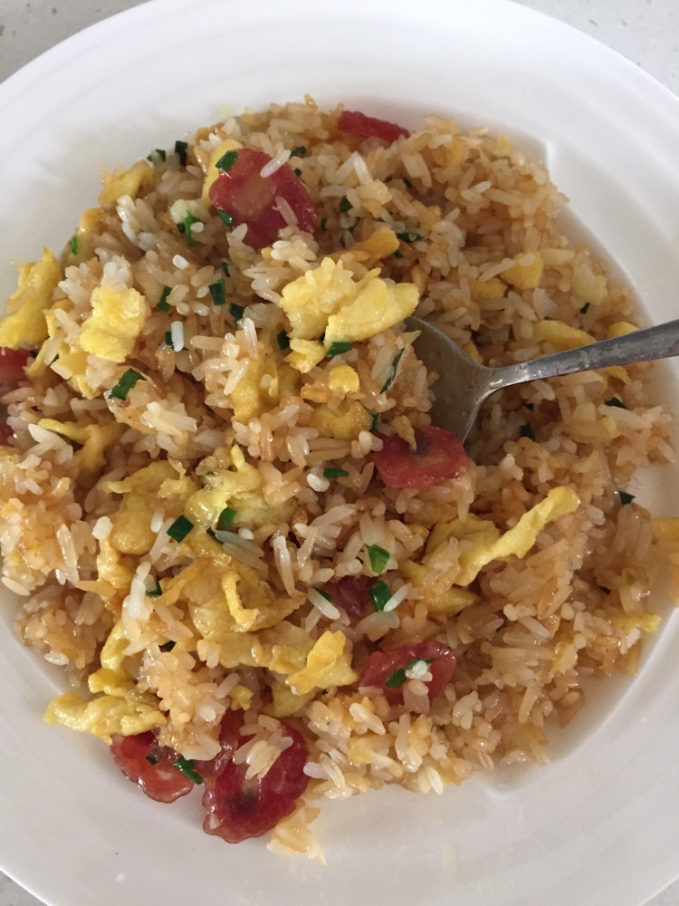 鸡蛋腊肠炒饭的做法