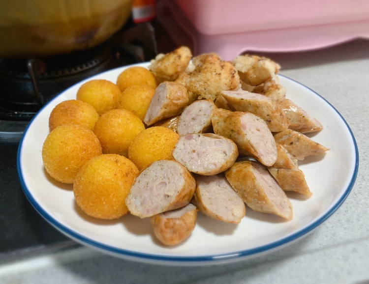 家庭简易小吃套餐，炸鸡块德国香肠地瓜香芋丸的做法