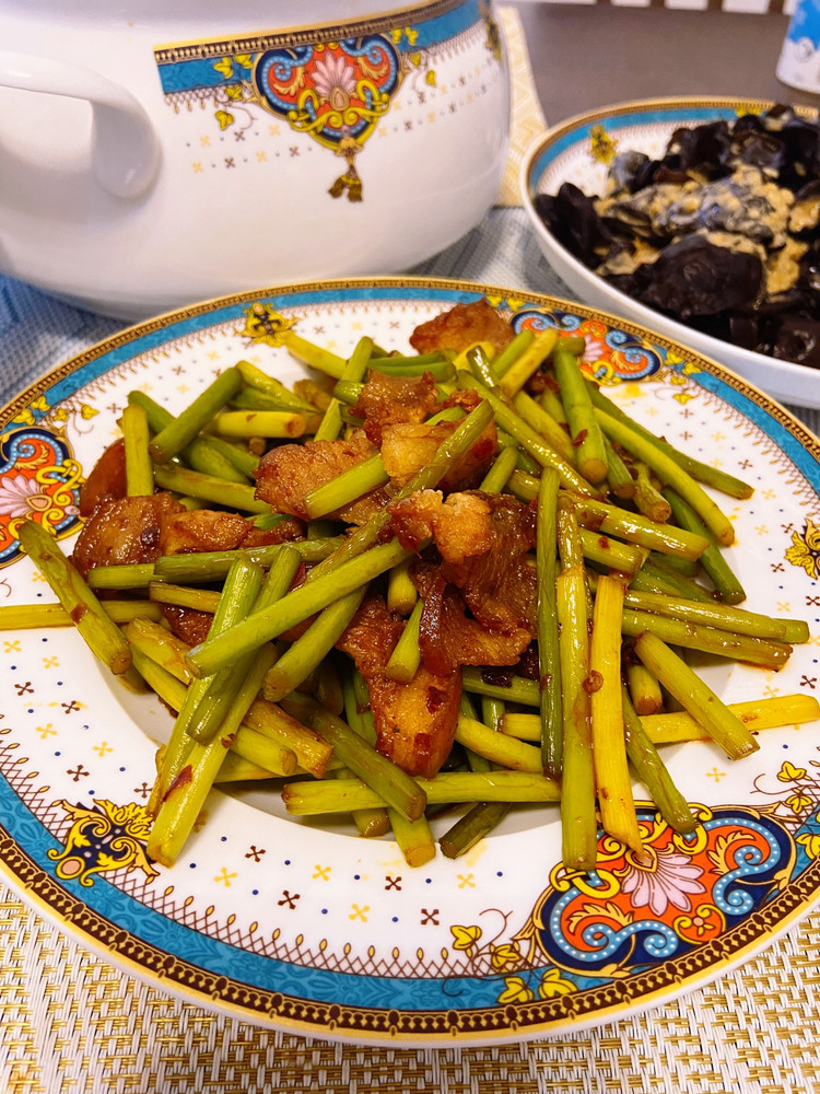 豆瓣五花肉炒蒜苔的做法