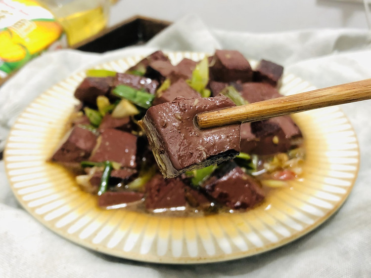 蒜叶炒猪血的做法