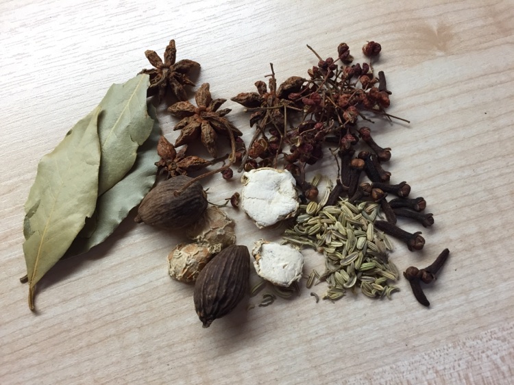 香菇鸡蛋牛肉面（附酱牛肉制作方法）的做法图解2