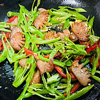 #灿烂的花园 寻味外婆乡#双椒炒牛肉肠的做法图解6