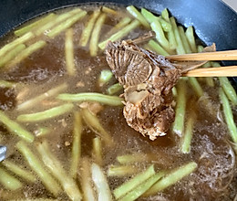 排骨豆角炖粉的做法