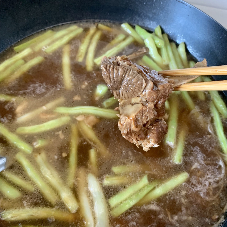 排骨豆角炖粉的做法