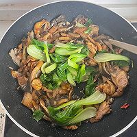 蘑菇青菜炒肉的做法图解5