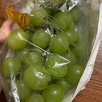 夏日缤纷青提草莓果汁的做法图解2