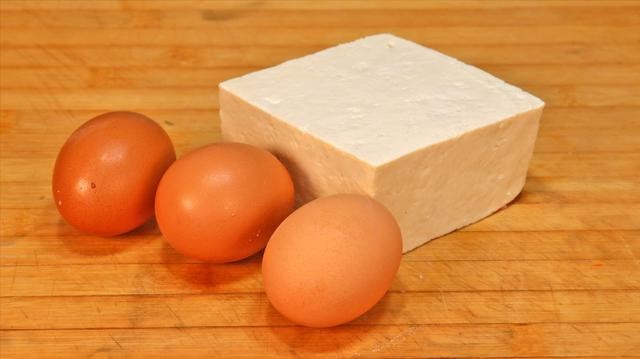 豆腐里加3个鸡蛋，不炒也不炖，简单一做，全家人馋得直流口水