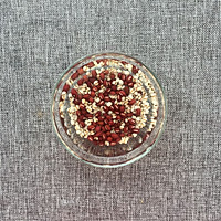 蒸微红豆薏米银耳粥的做法图解1