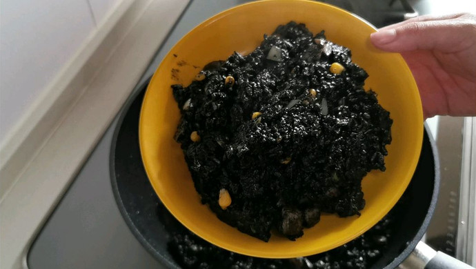 墨鱼汁海鲜炒饭