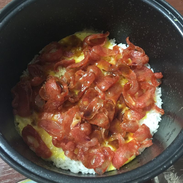 鸡蛋腊肠焖饭的做法