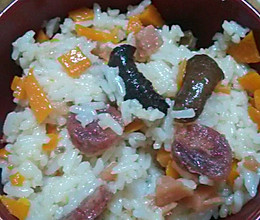 蘑菇腊肠红萝卜焖饭的做法