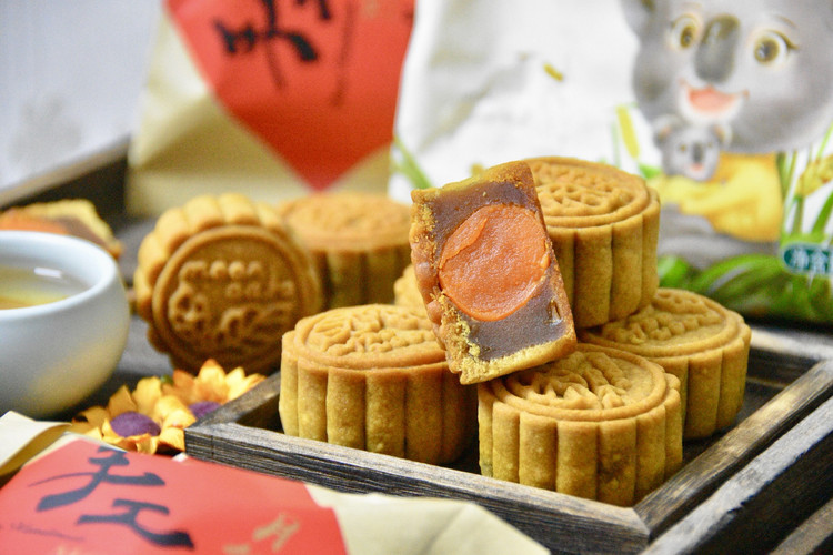 莲蓉蛋黄月饼的做法