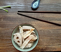 鱿鱼干莲藕猪骨汤的做法
