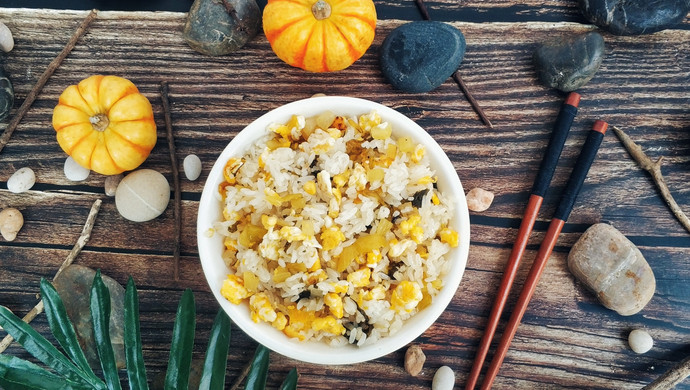 酸菜蛋炒饭