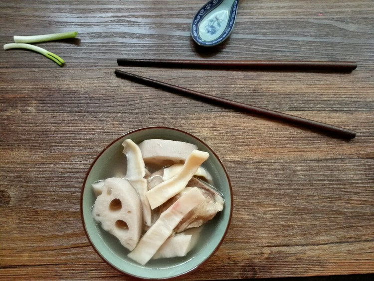 鱿鱼干莲藕猪骨汤的做法
