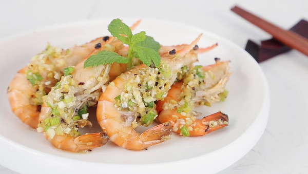 烤箱菜，这大约是虾最好吃的做法，蒜香黑椒烤虾