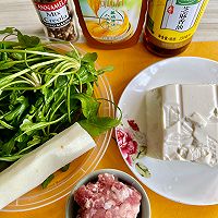 #太太乐鲜鸡汁芝麻香油#荠菜肉末豆腐汤的做法图解1
