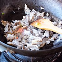 #解腻开胃就吃它#烧烤味素炒蘑菇的做法图解5