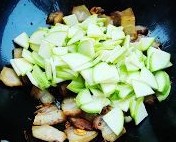 爽口剁椒五花肉炒西葫芦  的做法图解3