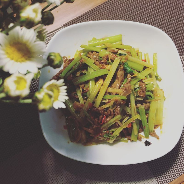 芹菜炒牛肉丝的做法