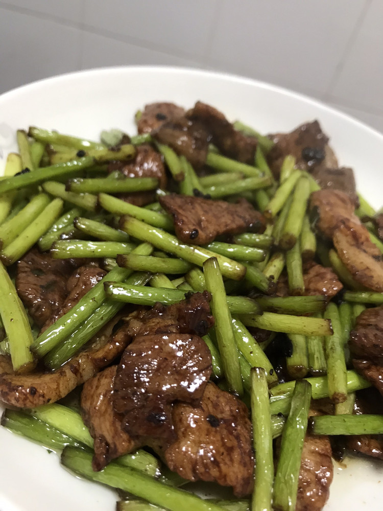 五花肉炒蒜苔的做法
