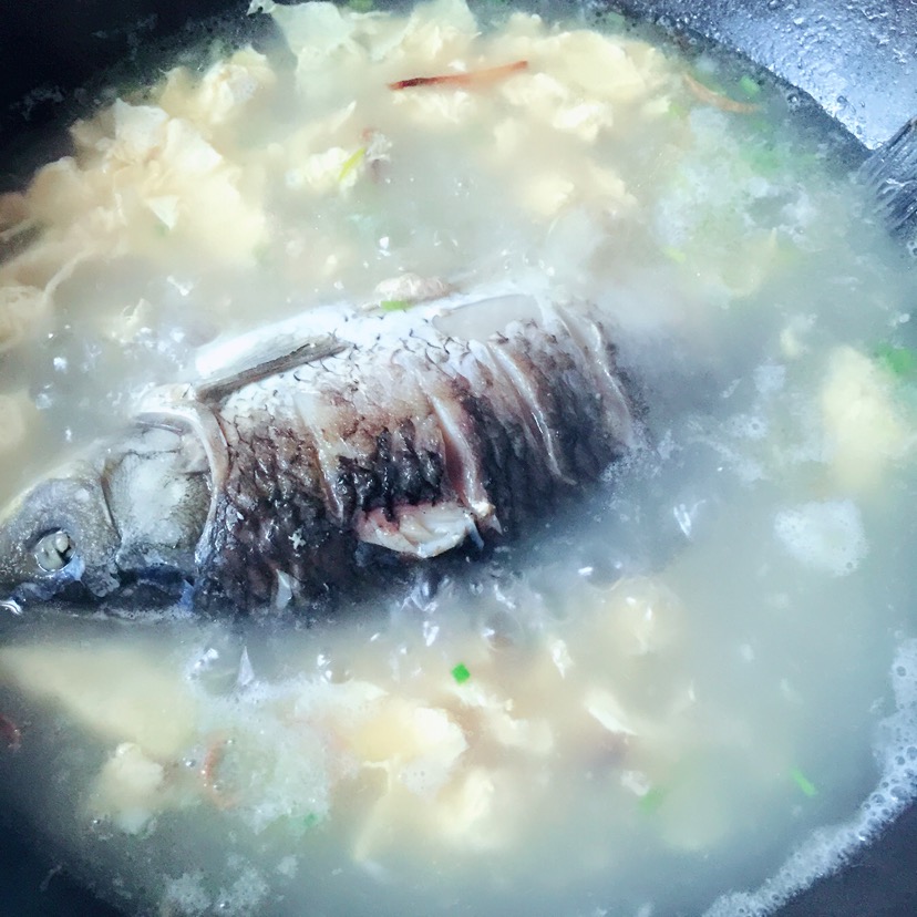 鲫鱼蛋花汤的做法图解7