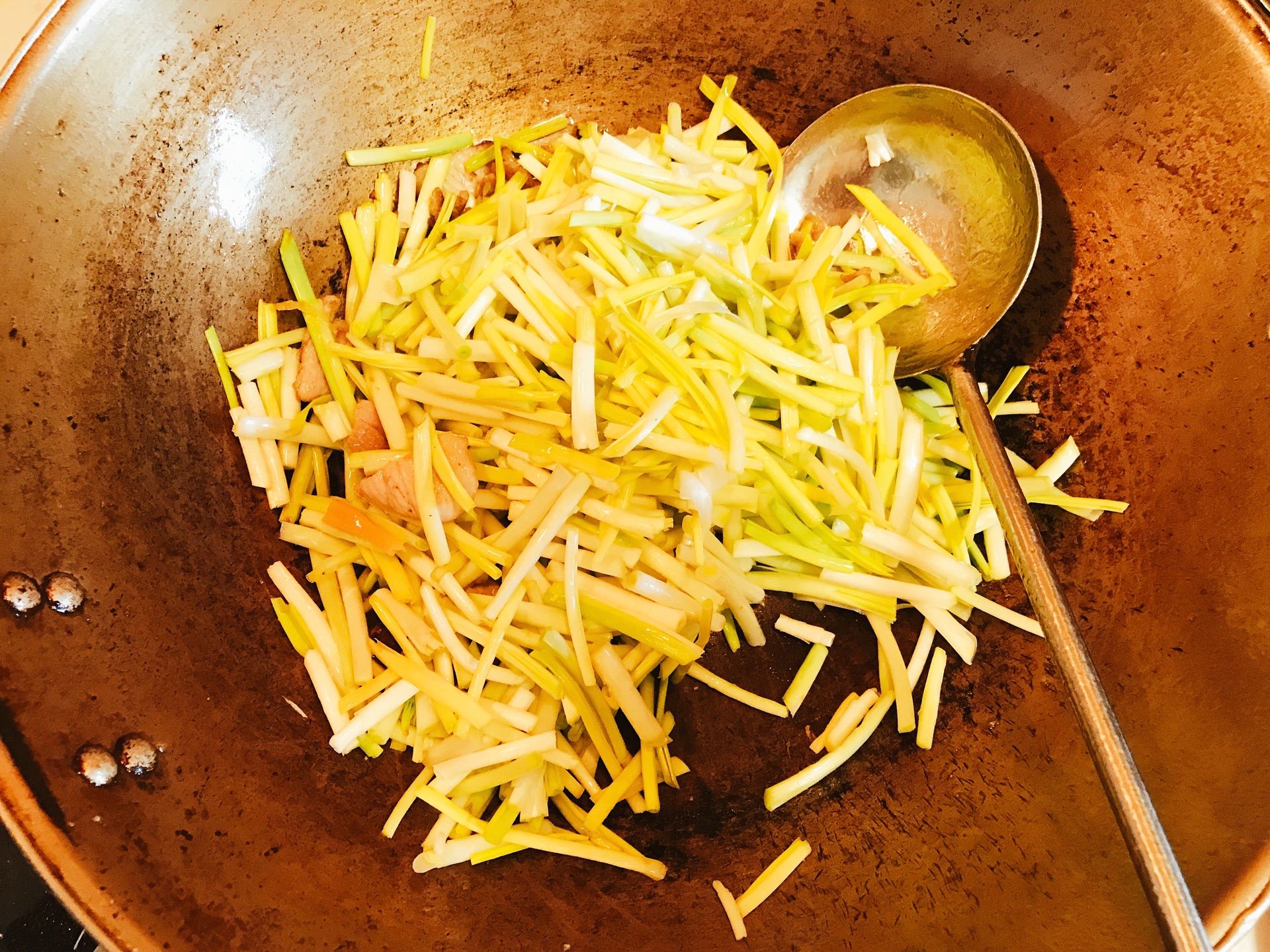 蒜黄炒肉丝-蒜黄炒肉丝的营养价值-蒜黄炒肉丝的制作技巧-孕妈之家