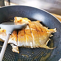 零失败大神级香煎金鲳鱼，一条鱼让你吃完整锅饭的做法图解5