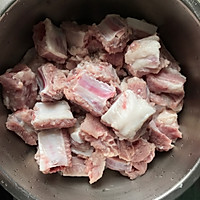 豆角烧排骨的做法图解1