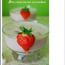 自制大果粒的草莓酸奶